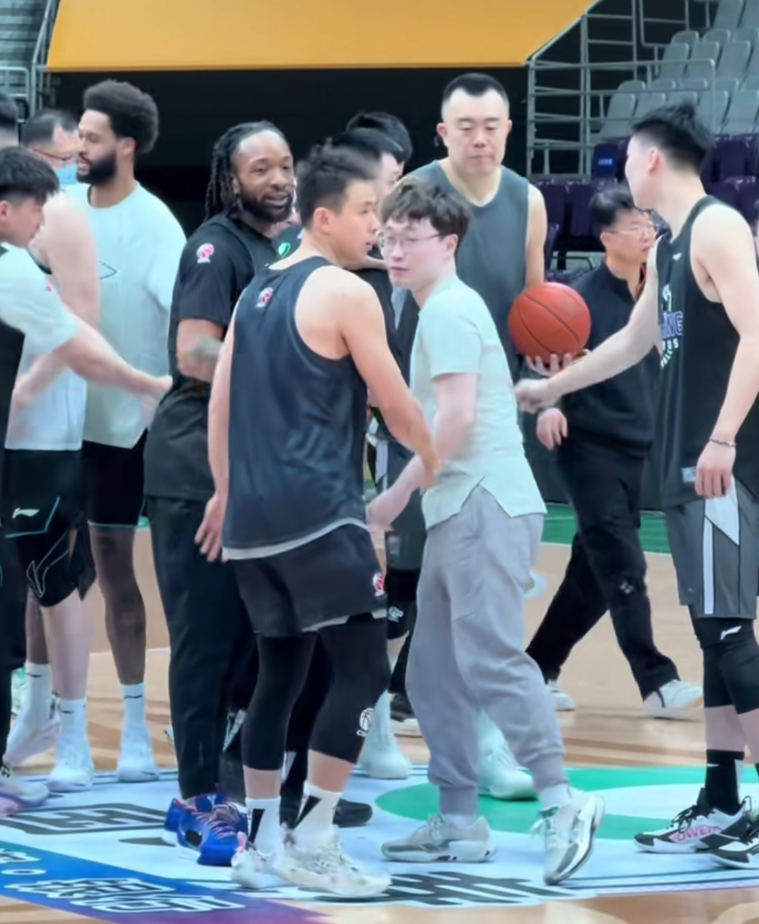 篮球赛后采访曝光，内幕引发热议