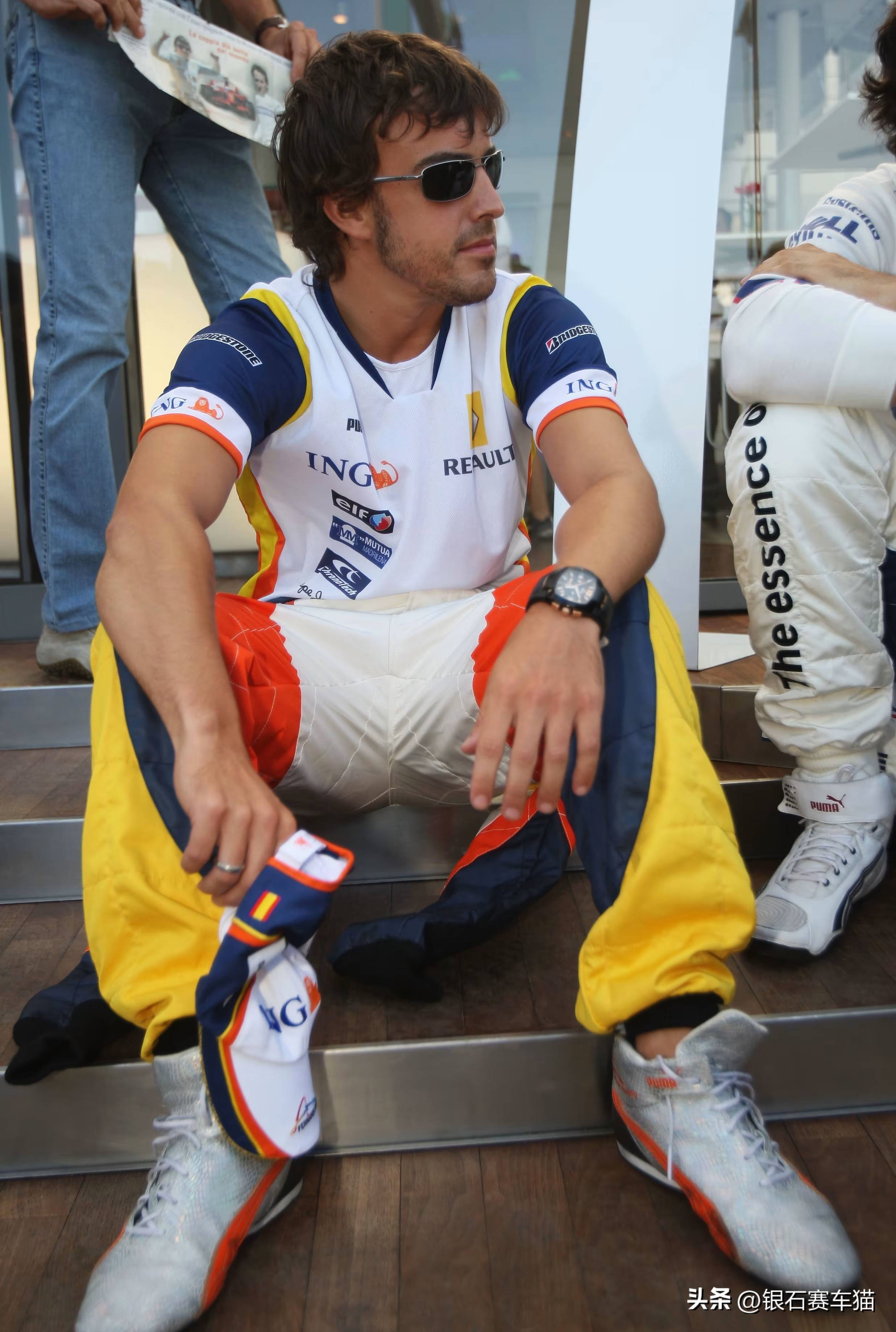 雷诺车队鏖战迈凯伦，佩雷兹惊艳四座