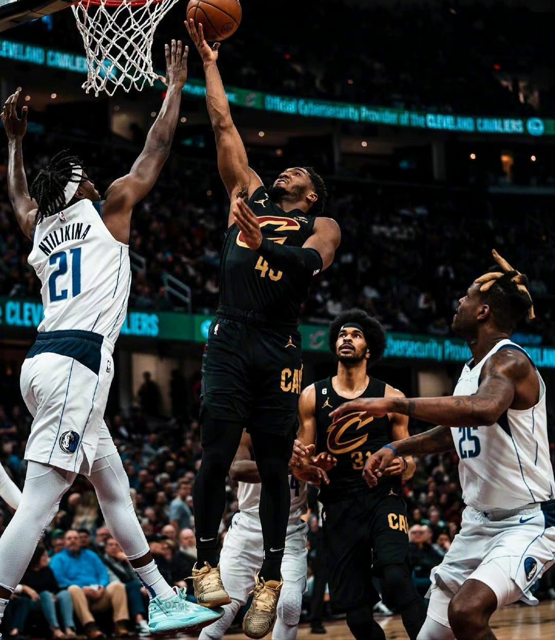 独行侠力克四川队，米切尔带队取胜