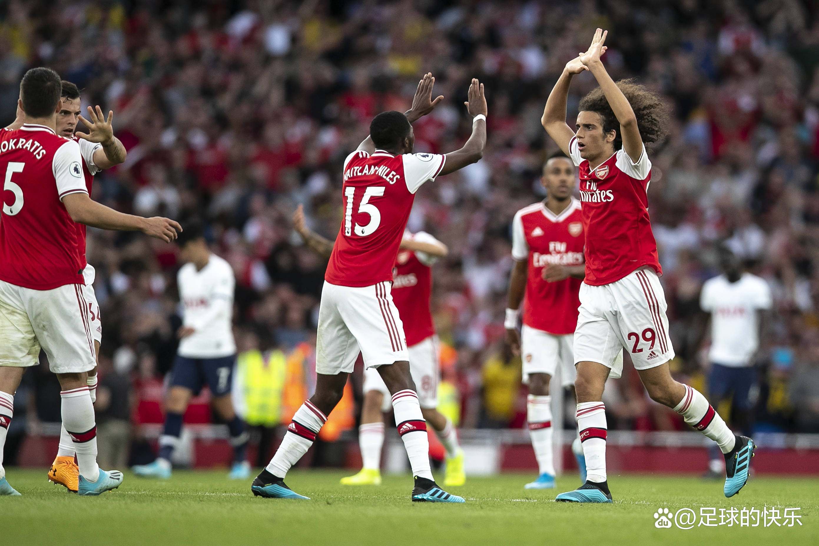 马德里竞技险胜阿森纳，皮克点燃赛场