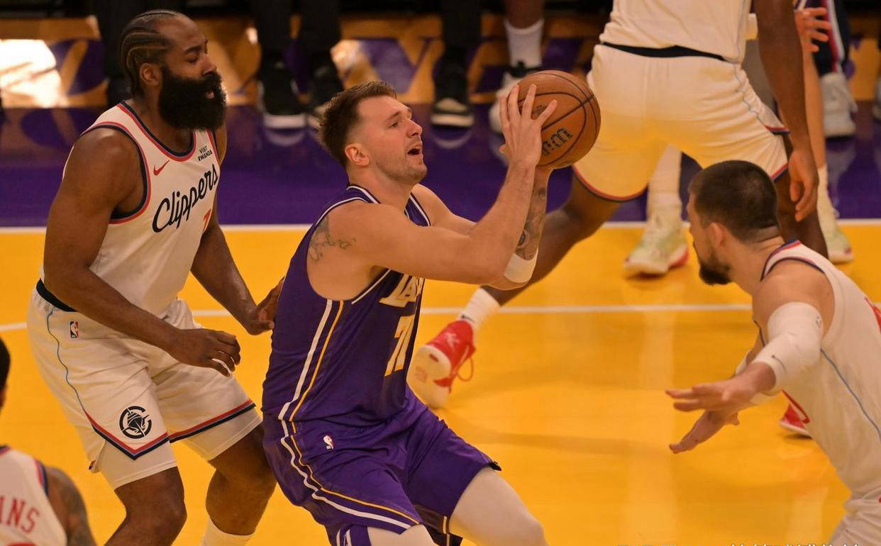 步行者绝杀北京队，麦科勒姆统治全场